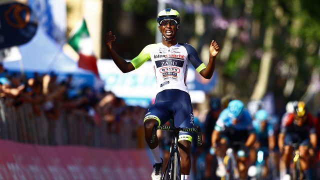 Giro d'Italia 2022, 10° tappa: vince Girmay, battuto Van der Poel in volata