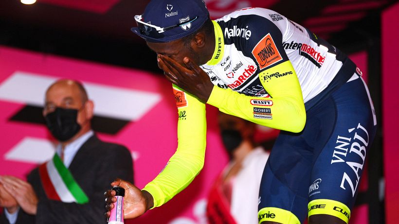 Giro d'Italia 2022, Girmay dalla gioia al dramma: dopo la vittoria, il ritiro