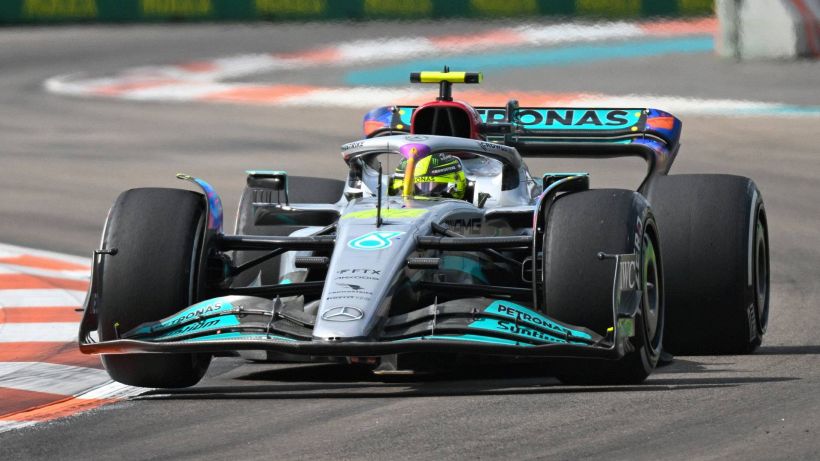 Mercedes, Hamilton infastidito per l’atteggiamento del team