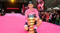 Giro d'Italia 2022, Hindley: "Un onore alzare questo trofeo"