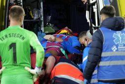 Barcellona in ansia per Araujo: portato via in ambulanza, le condizioni