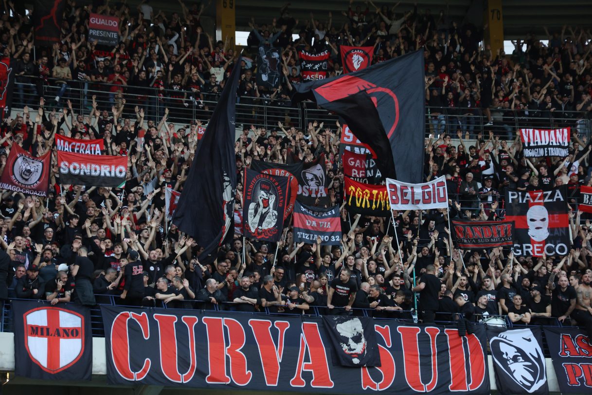 Il Milan in nerazzurro, la Curva non ci sta: scoppia la polemica sul web e  il club fa dietrofront