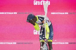 Giro d'Italia: Girmay colpito dal tappo dello spumante. La fotosequenza