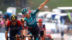 Giro d'Italia 2022, 9° tappa: Hindley vince in volata, Pedro Lopez ancora in Rosa