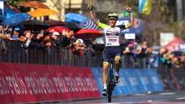 Giro d'Italia, 16° tappa: vince un Jan Hirt monumentale. Carapaz sempre in Rosa