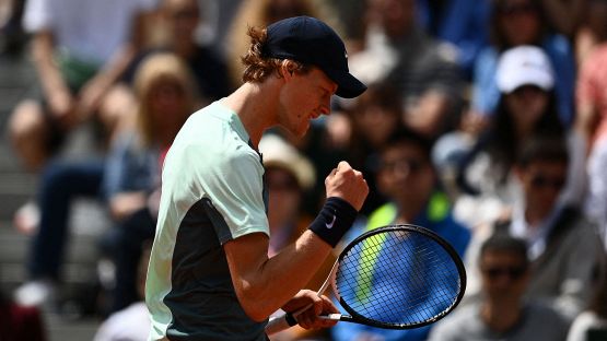 Roland Garros, Jannik Sinner annulla 11 palle set a si qualifica agli ottavi