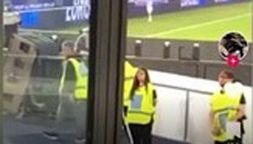 Cori e insulti vergognosi dalla curva della Lazio: offese razziste allo steward