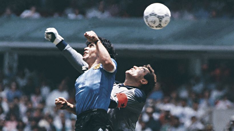 Maradona, venduta la maglia della "Mano de Dios": la cifra è record