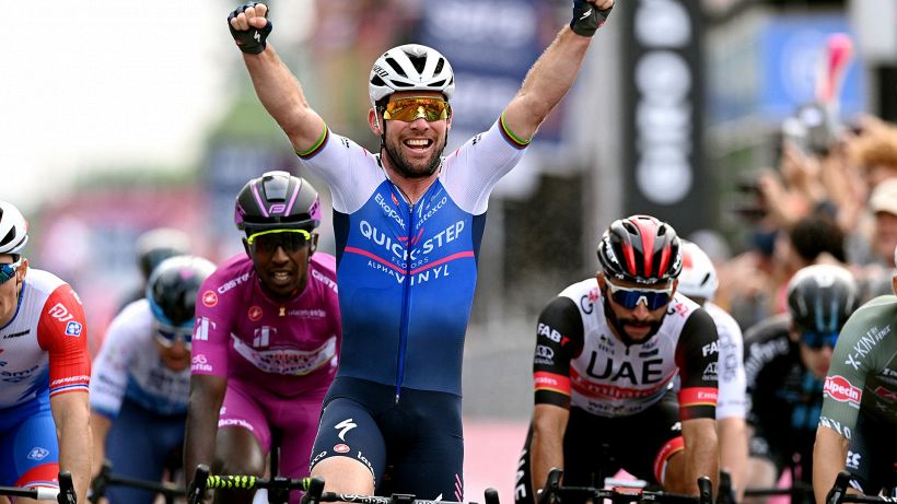 Giro d'Italia 2022, colpaccio di Mark Cavendish: sua la 3° tappa