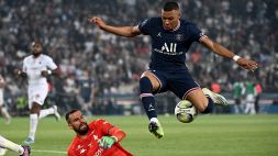 Psg, Mbappé festeggia il rinnovo con una tripletta