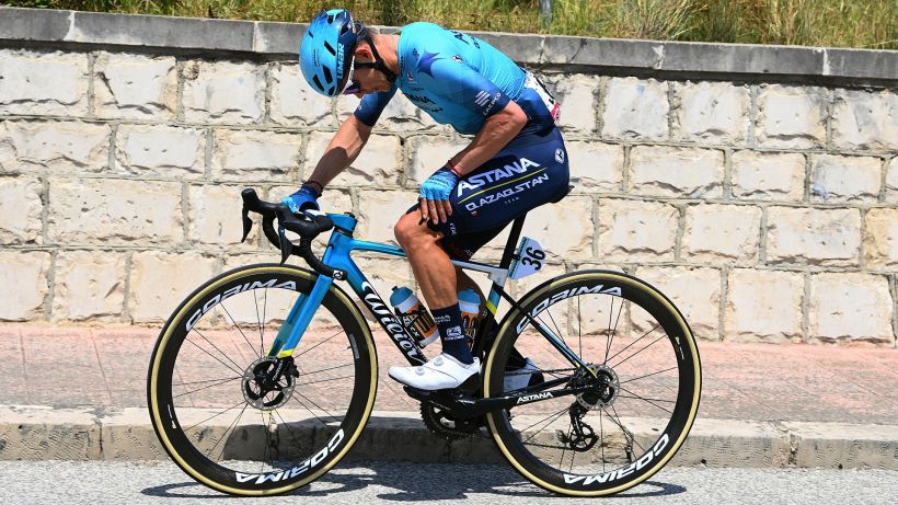 Giro d'Italia: Miguel Angel Lopez si ritira
