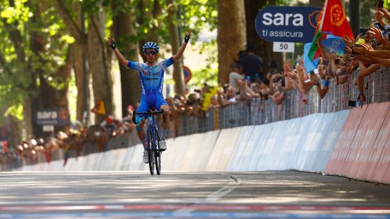 Giro d'Italia 2022: Yates vince a Torino, Carapaz in rosa