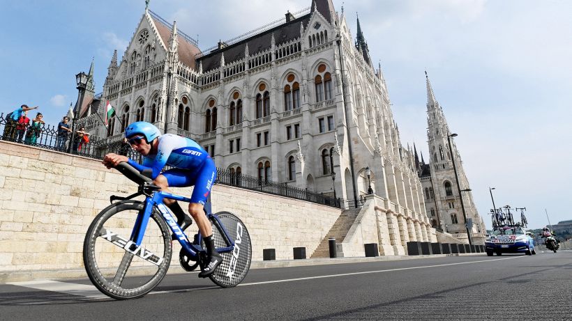 Giro d'Italia 2022: crono di Budapest a Yates, Van der Poel sempre rosa