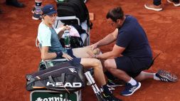 Sinner si ferma: ginocchio ko, l'annuncio dopo il ritiro al Roland Garros