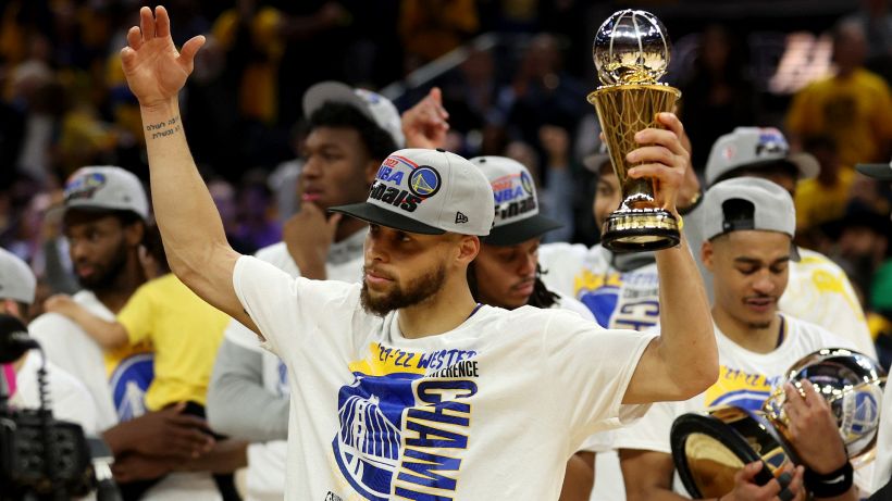 NBA: Stephen Curry vince il Magic Johnson Trophy