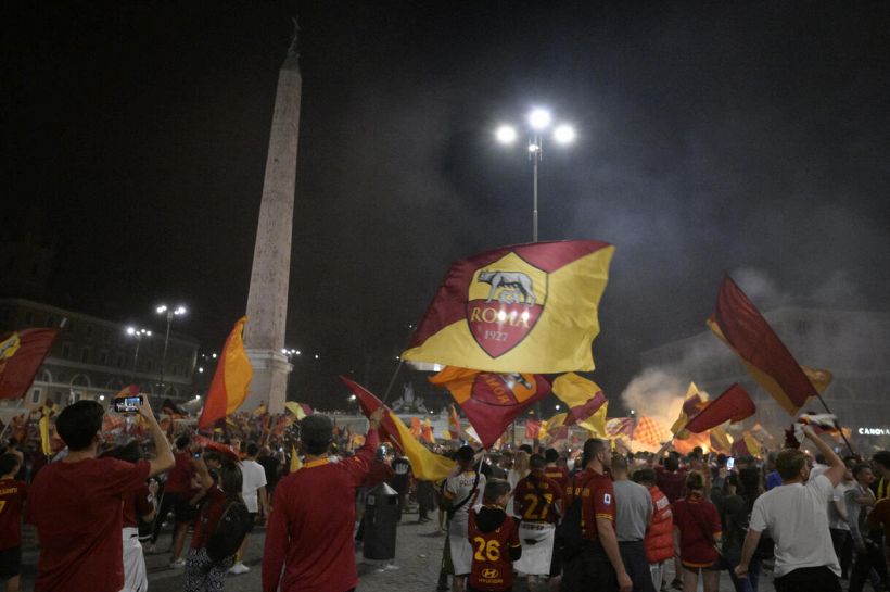 Trionfo Roma in Conference League: il Napoli si complimenta e scatena l'ira dei tifosi