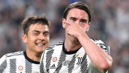 Vlahovic segna e festeggia con la Dybala mask: omaggio e messaggio ai vertici