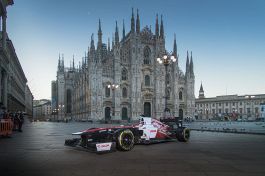 F1, Milano svegliata dal rombo dell'Alfa Romeo di Bottas: le foto