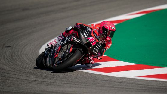 MotoGP, Barcellona: le Aprilia dominano le libere del venerdì