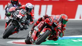 GP Assen, la Ducati di Bagnaia trionfa su Bezzecchi. Quartararo ko