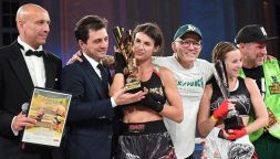 Elisabetta Canalis fa sul serio con la kickboxing: vincente al debutto contro Rachele Muratori