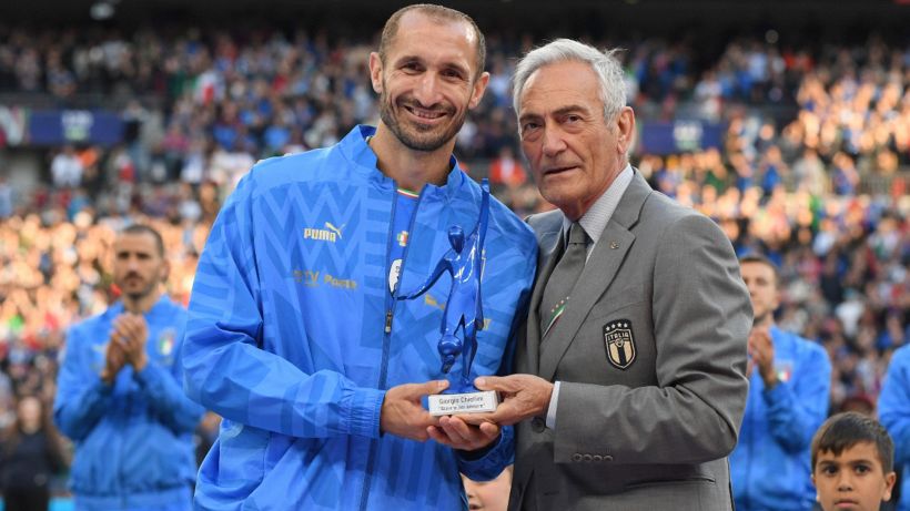 Chiellini e il premio consegnato da Gravina: "Legendissima"