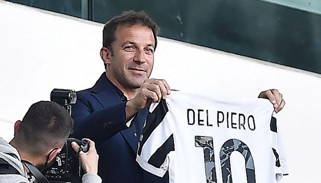Alex Del Piero si rimette la 10 della Juventus e fa esplodere il pubblico. Messaggio alla dirigenza