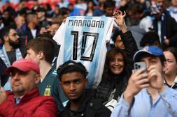 Maradona vivo e allo stadio: la foto incredibile scatena il web