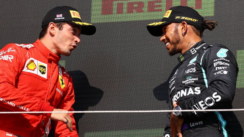 F1, frasi razziste: Leclerc e la Ferrari dalla parte di Hamilton, la Red Bull tace