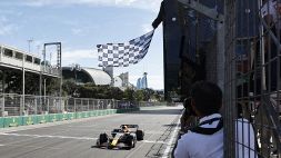 F1, GP Baku: doppietta Red Bull, Russell davanti a Hamilton. Disastroso doppio ritiro Ferrari
