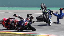 MotoGP, l'incidente choc di Nakagami: la testa sulla ruota di Bagnaia. La protesta