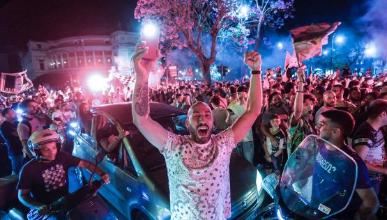 Palermo, esplode la festa rosanero tra le strade della città