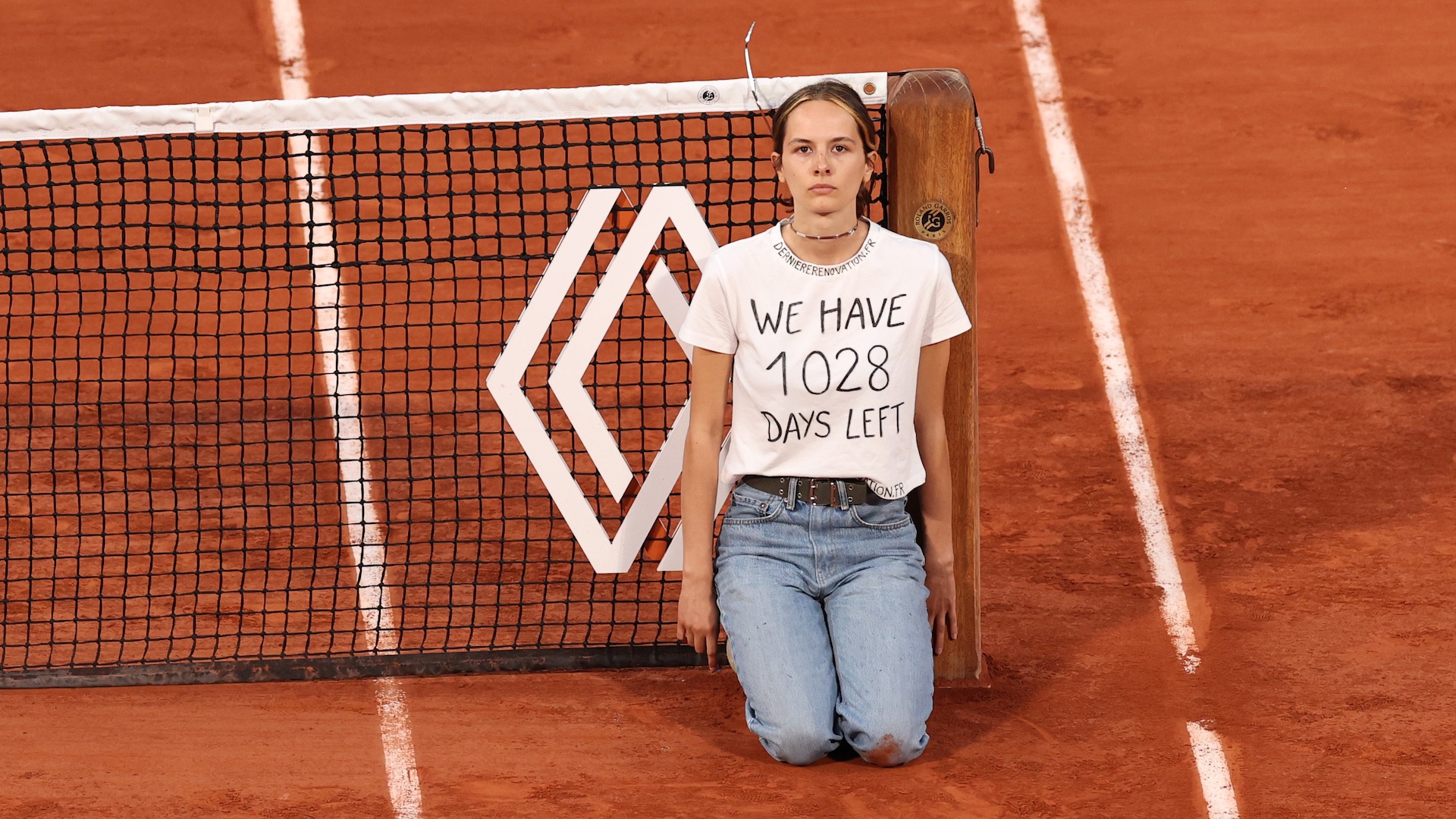 Roland Garros 2022: Ruud-Cilic interrotta per una ragazza incatenata alla rete, le foto