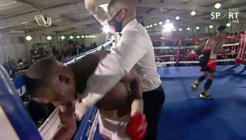 È morto Simiso Buthelezi, il pugile che colpiva sul ring un avversario invisibile: aveva danni cerebrali