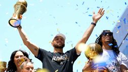 Steph Curry e i Golden State Warriors festeggiano il titolo nelle strade di San Francisco