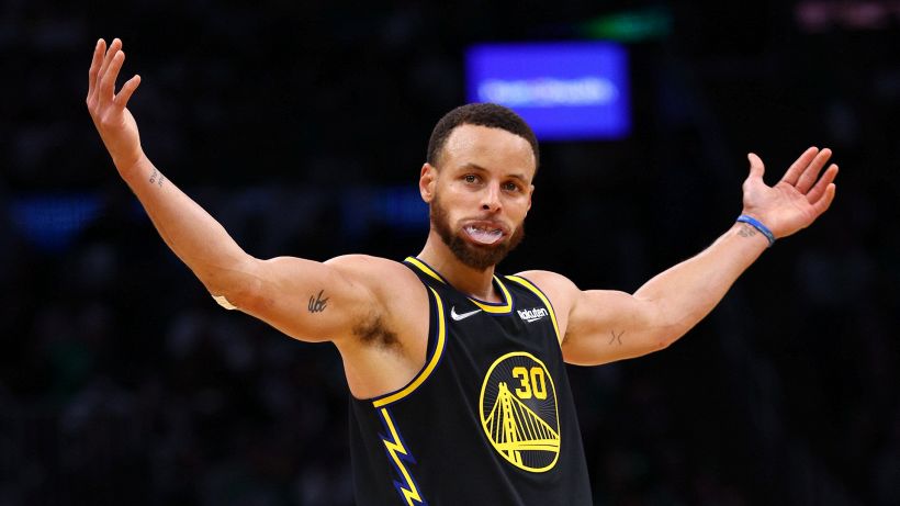 NBA, Milwaukee si arrende ad un Curry stratosferico