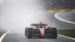 F1, Silverstone: qualifiche epiche sul bagnato, la Ferrari di Sainz in pole