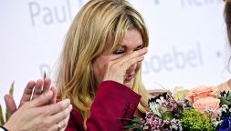 Corinna non riesce a trattenere le lacrime per il Premio di Stato a Michael Schumacher