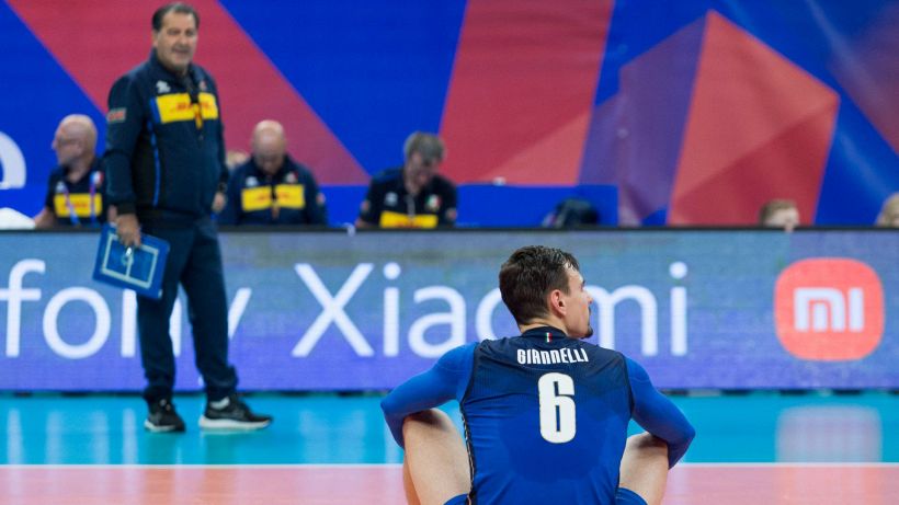Europei Volley, Italia-Serbia 3-0: gli azzurri blindano il primo posto e celebrano Simone Giannelli