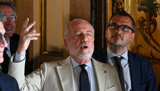 Bari come Napoli: "De Laurentiis vattene", bombe carta e contestazione al San Nicola