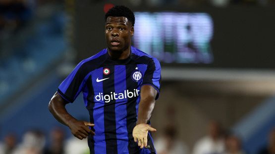 Inter, l'agente parla del futuro di Dumfries