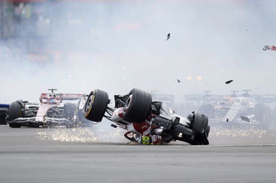 F1 in ansia a Silverstone per Zhou e Albon: le foto del pauroso incidente al via