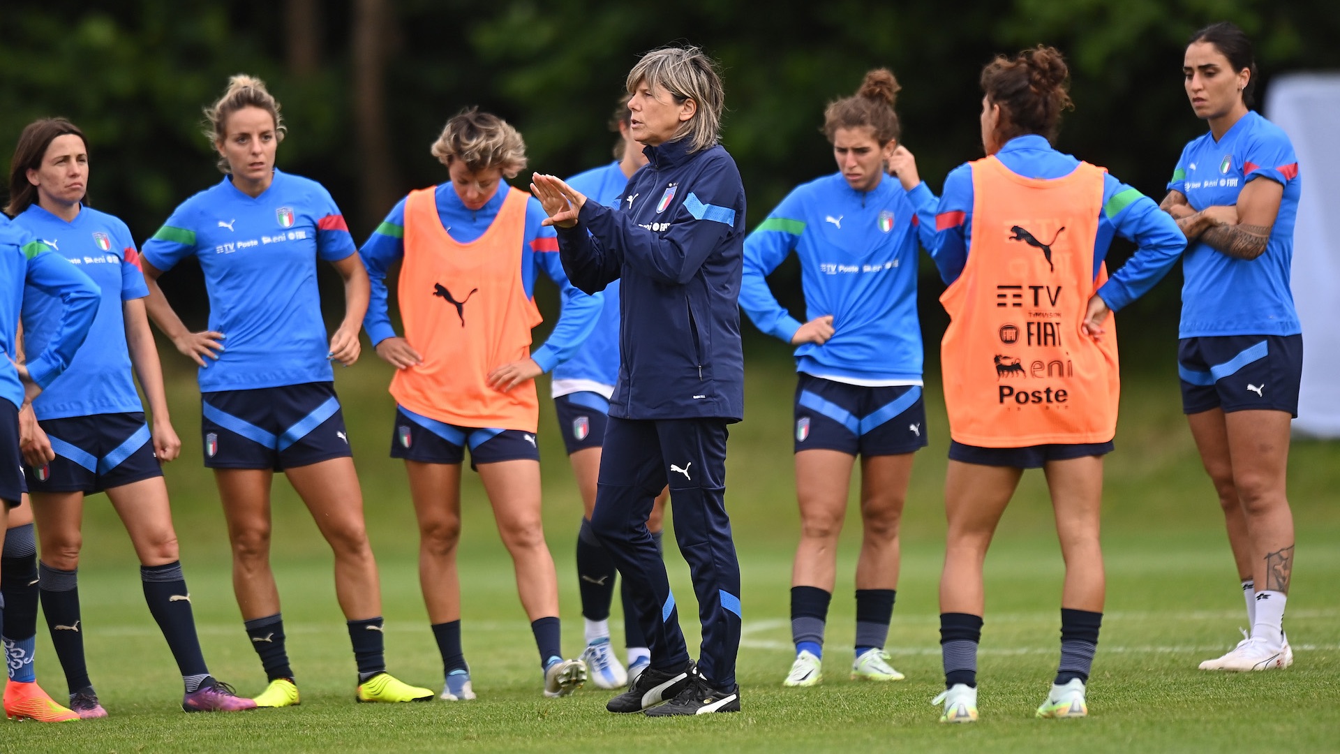 Gruppo di tre calciatori femminili che si rilassano sul campo. Le donne  giocatori di calcio riposano dopo una sessione di allenamento a terra Foto  stock - Alamy