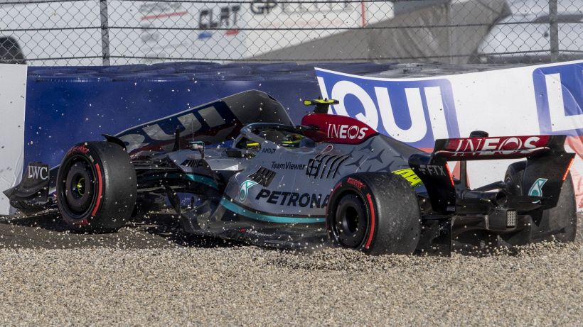 I fan di Verstappen esultano al botto di Hamilton. Lewis risponde