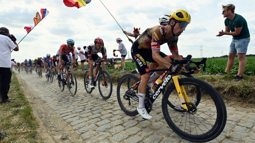 Tour de France, Roglic si rimette da solo la spalla lussata