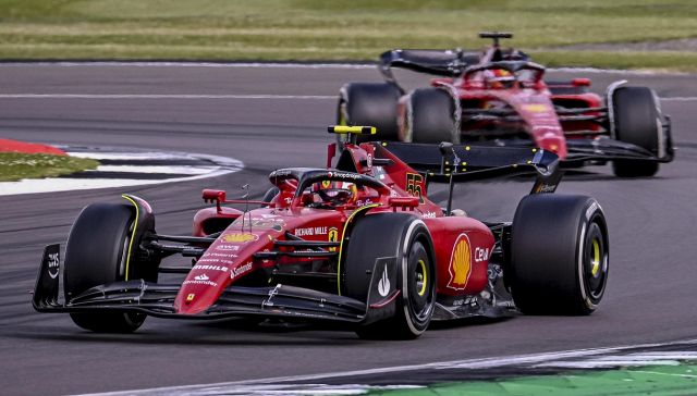 Trionfa Sainz, ma è processo alla Ferrari: scoppia la grana Leclerc