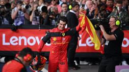 F1, GP Silverstone: trionfa la Ferrari con Sainz, male Verstappen