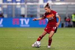 Professionismo nel calcio femminile, superato il gap di genere: come cambia, guadagni e regole