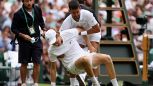 Wimbledon: Sinner si fa male, il gesto di Djokovic è da applausi