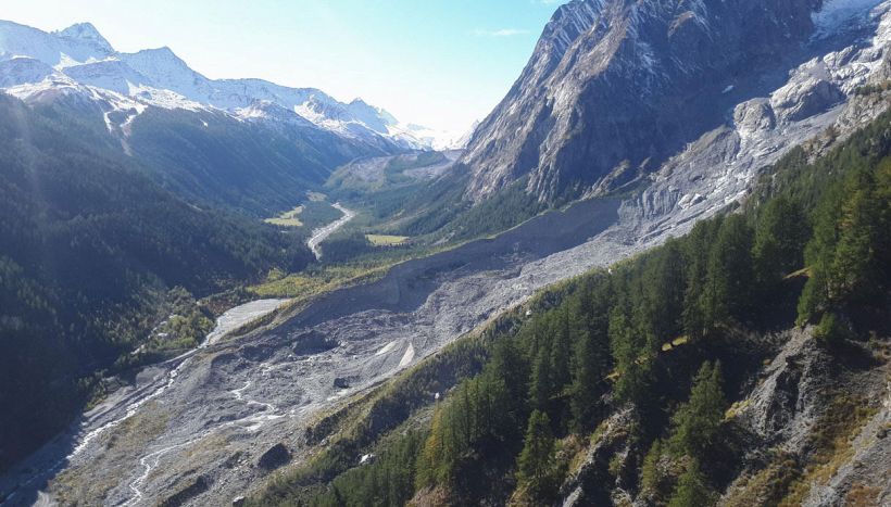 Monte Bianco, altra tragedia: si schianta in tuta alare, paracadutista muore dopo il lancio